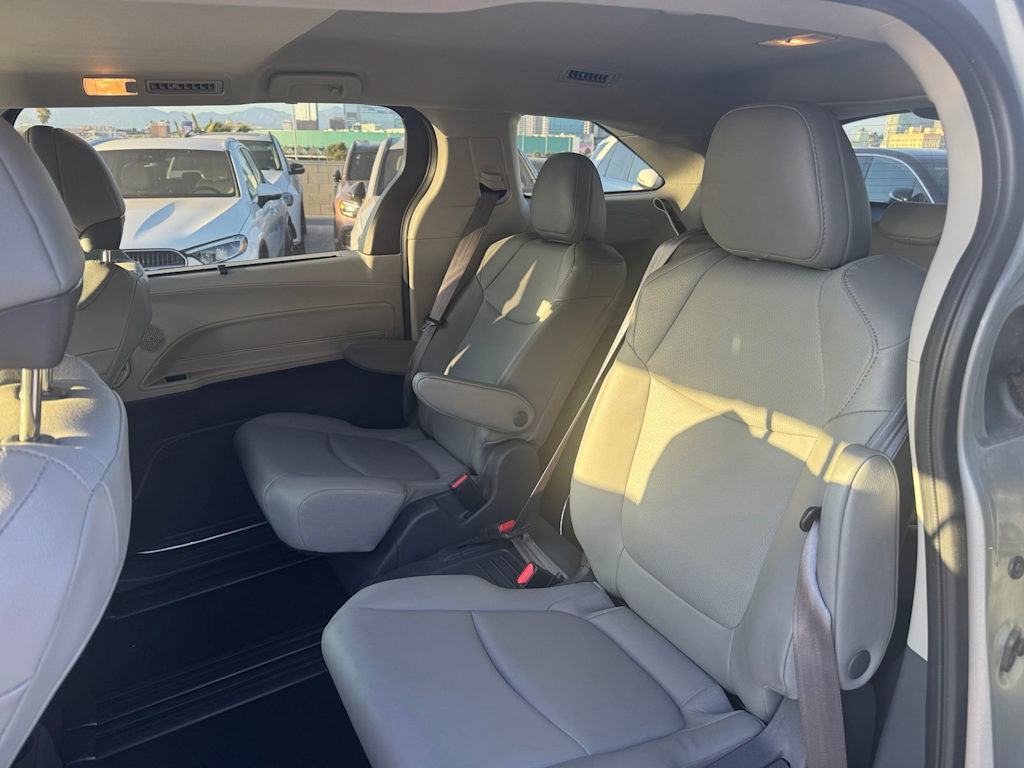 Thumbnail: 2021 Toyota Sienna - 4