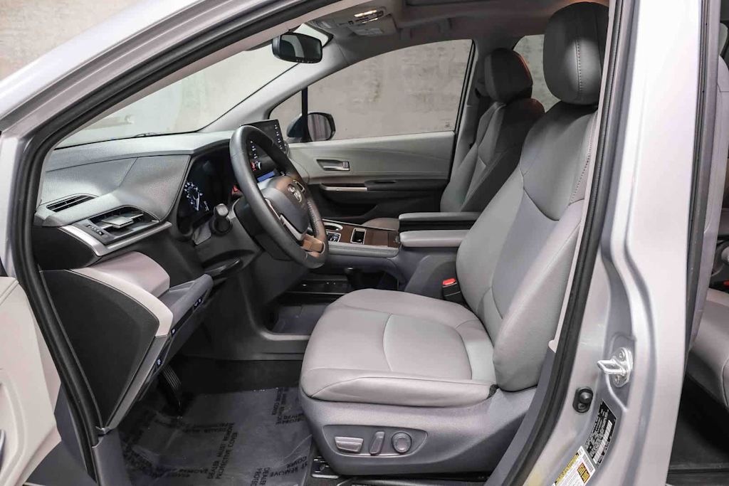 Thumbnail: 2021 Toyota Sienna - 12