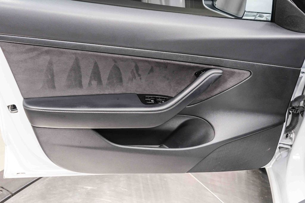 Thumbnail: 2020 Tesla Model 3 - 29