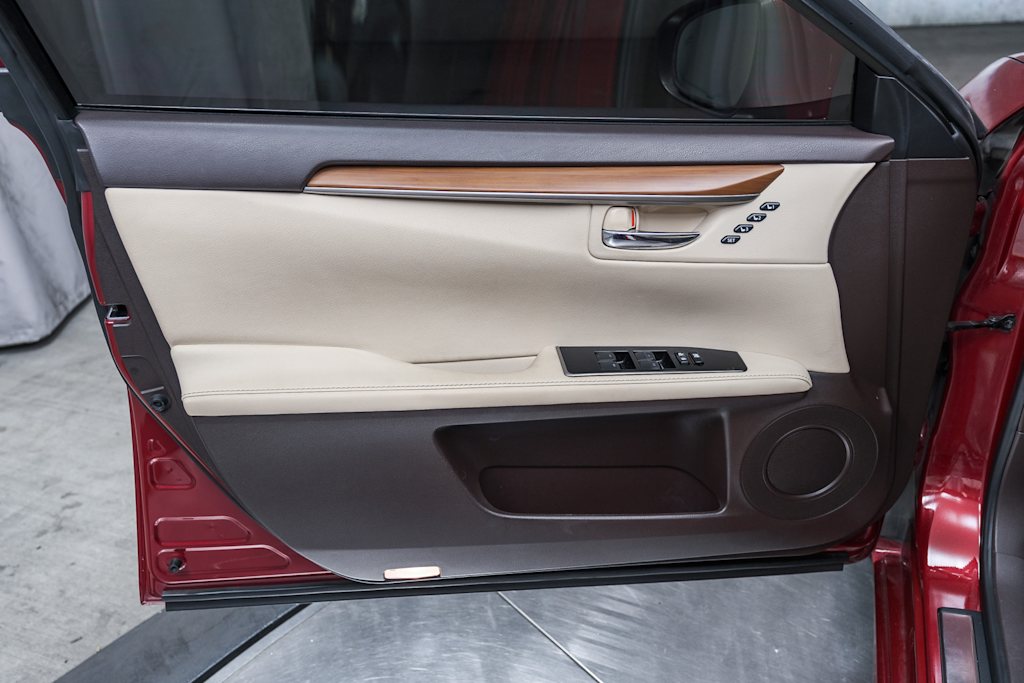 Thumbnail: 2018 Lexus ES - 30
