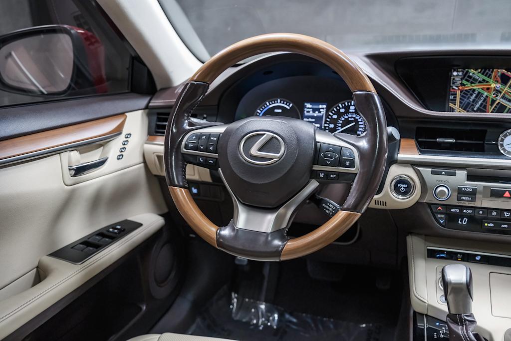 Thumbnail: 2018 Lexus ES - 10