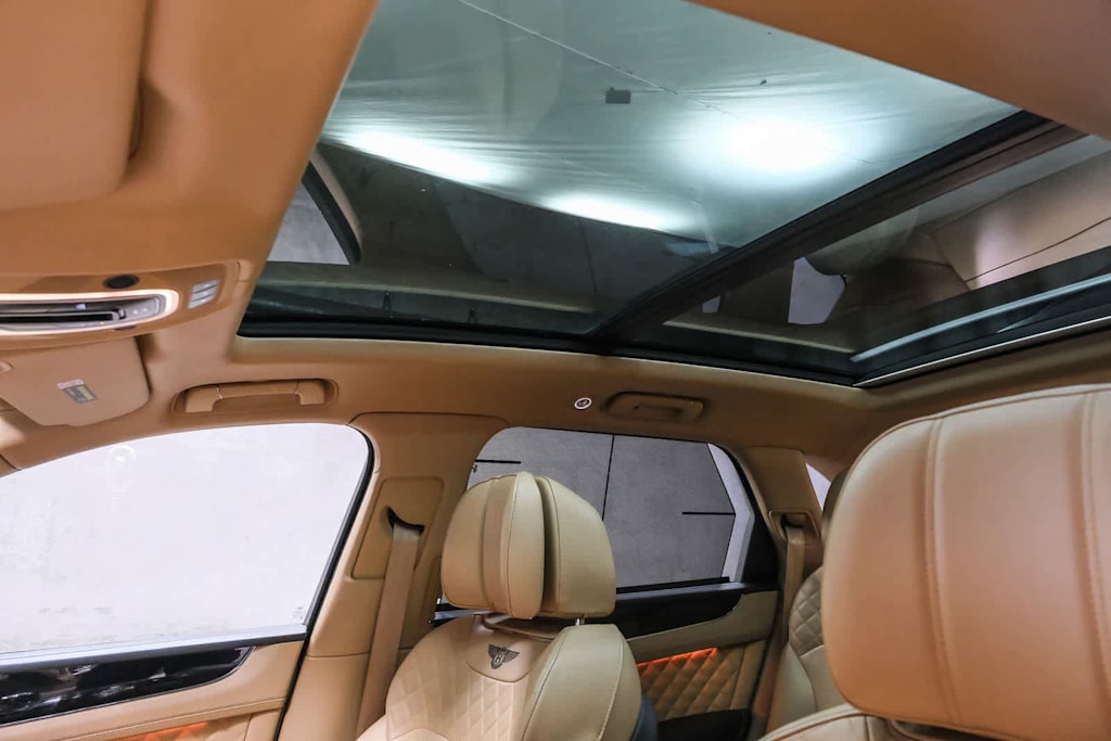 Thumbnail: 2018 Bentley Bentayga - 31