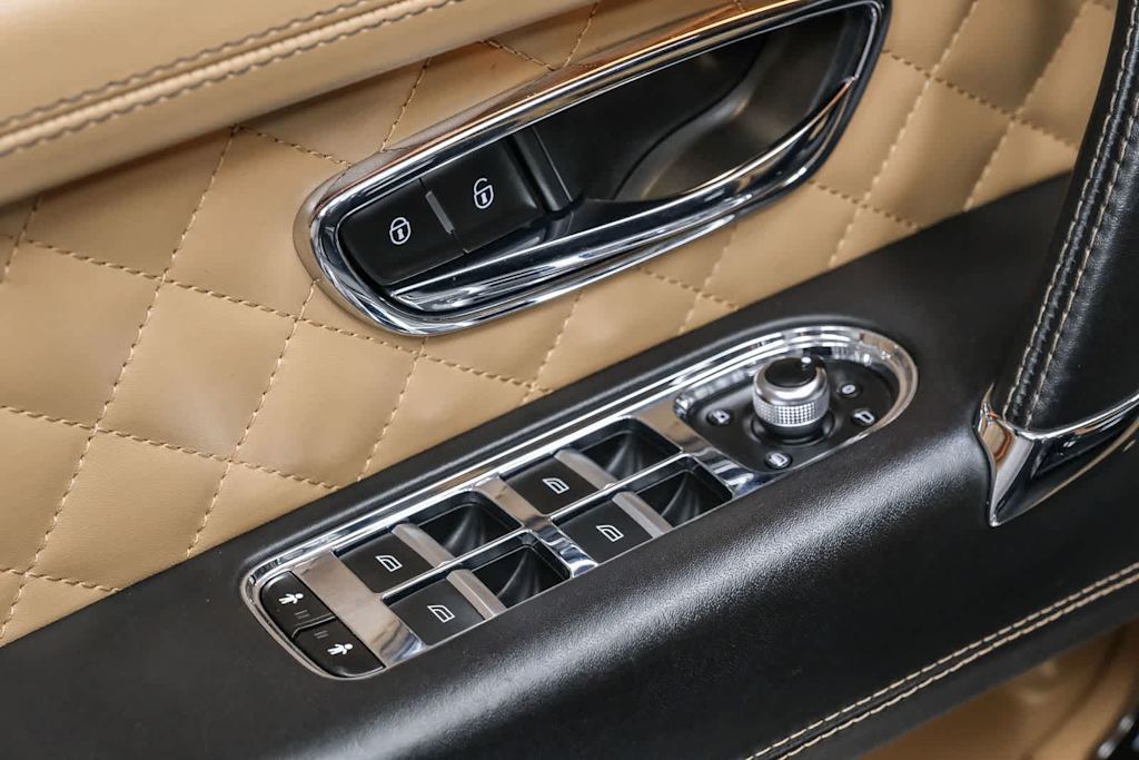Thumbnail: 2018 Bentley Bentayga - 30