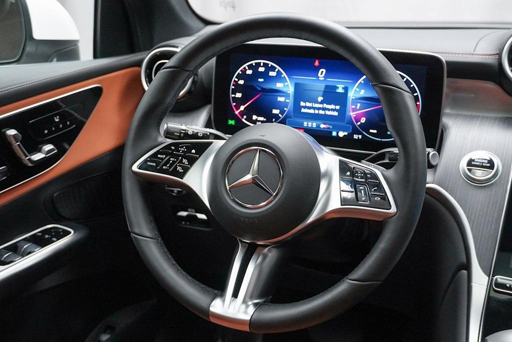 2025 Mercedes-Benz GLC 300 8