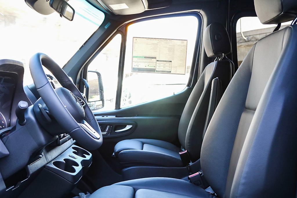 Thumbnail: 2024 Mercedes-Benz Sprinter - 11