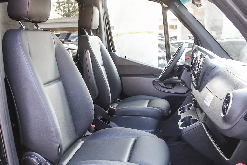 Thumbnail: 2025 Mercedes-Benz Sprinter - 9