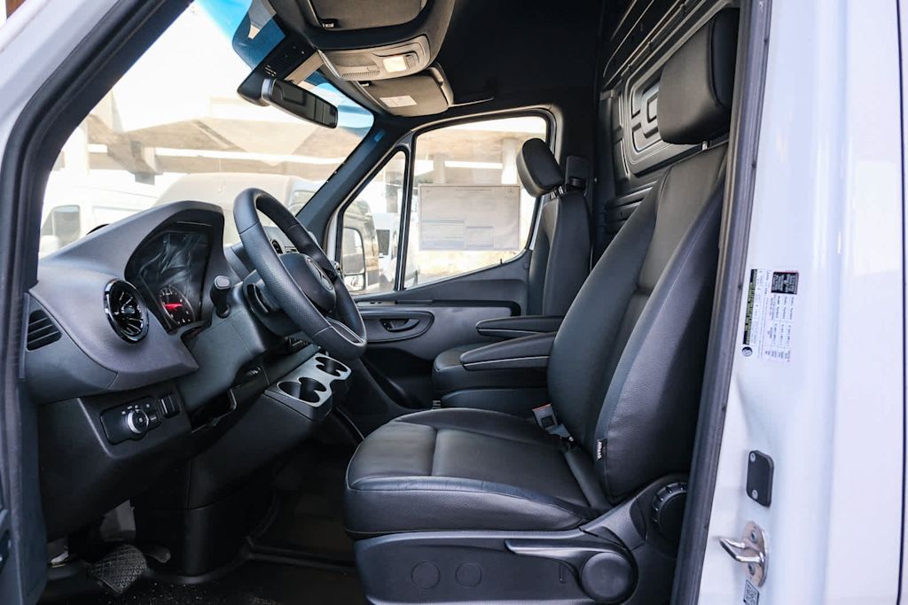 Thumbnail: 2025 Mercedes-Benz Sprinter - 9