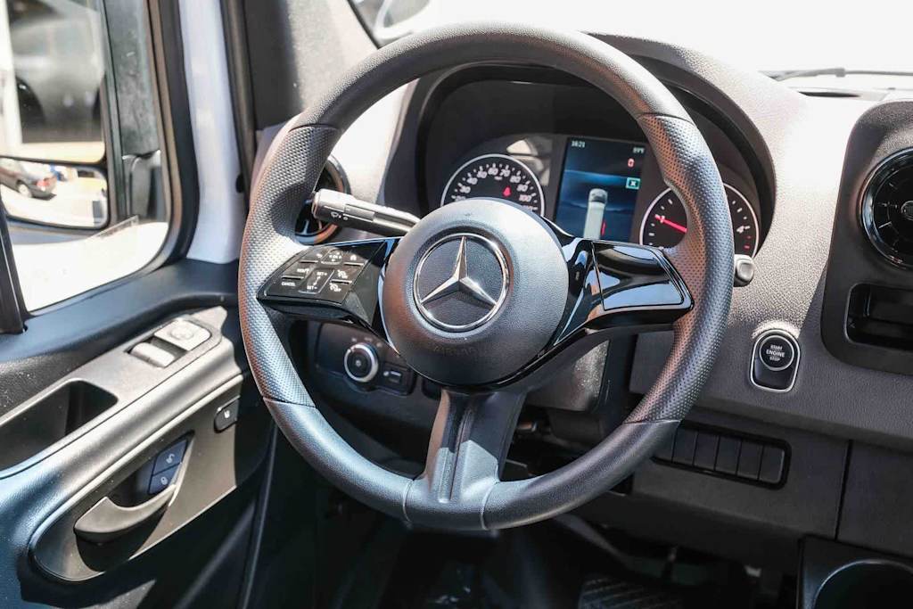 Thumbnail: 2025 Mercedes-Benz Sprinter - 8