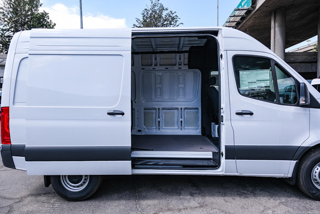Thumbnail: 2025 Mercedes-Benz Sprinter - 10