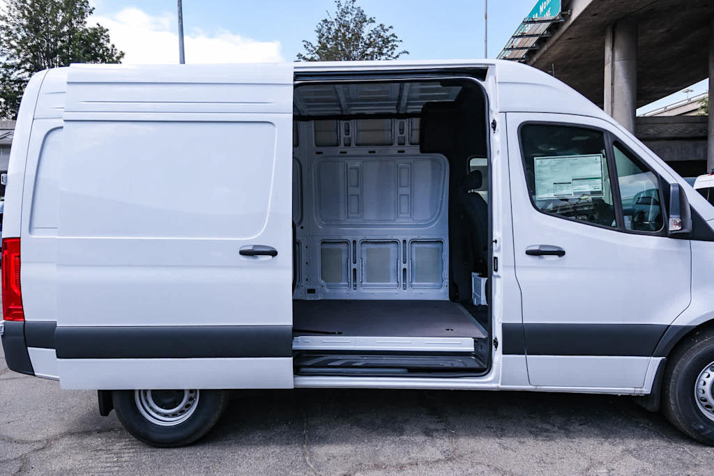 Thumbnail: 2025 Mercedes-Benz Sprinter - 10