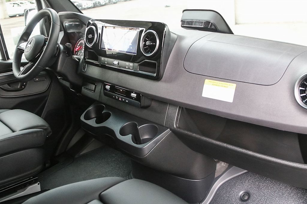 Thumbnail: 2025 Mercedes-Benz Sprinter - 9