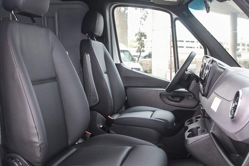 Thumbnail: 2025 Mercedes-Benz Sprinter - 10