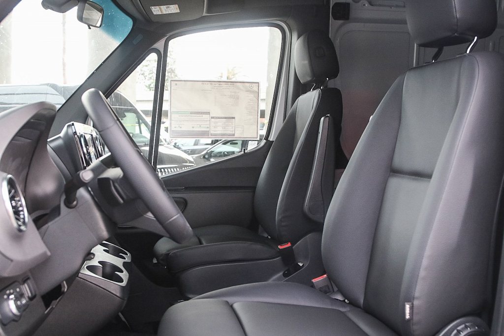 Thumbnail: 2025 Mercedes-Benz Sprinter - 11