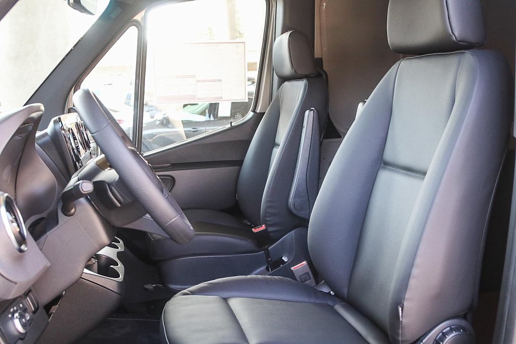 Thumbnail: 2025 Mercedes-Benz Sprinter - 11