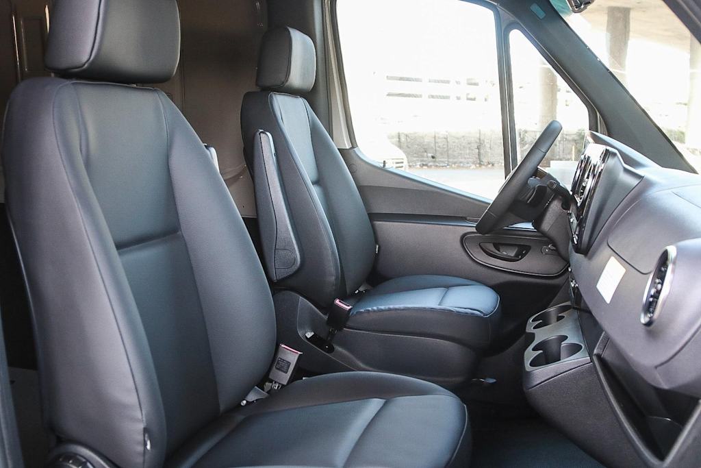 Thumbnail: 2025 Mercedes-Benz Sprinter - 10