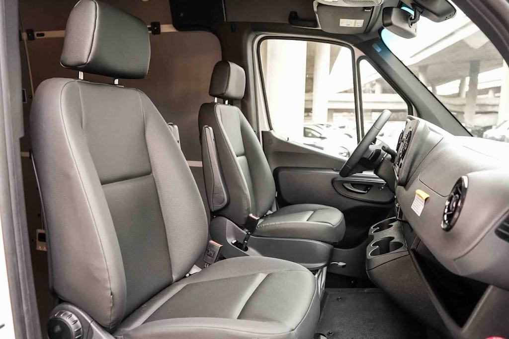 Thumbnail: 2026 Mercedes-Benz Sprinter - 9