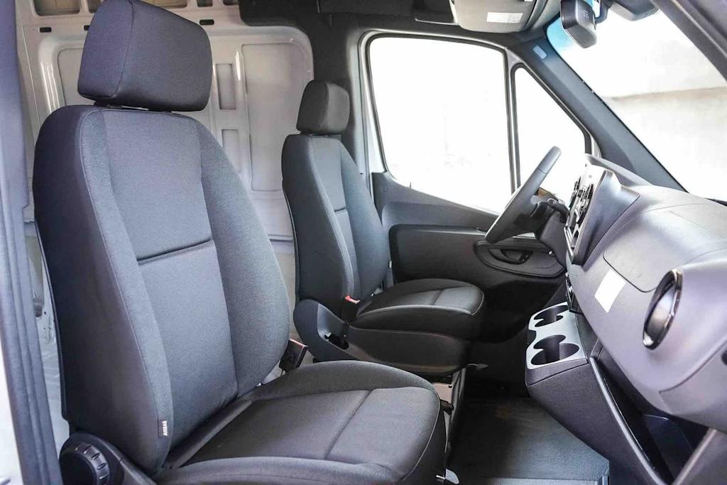 Thumbnail: 2026 Mercedes-Benz Sprinter - 9