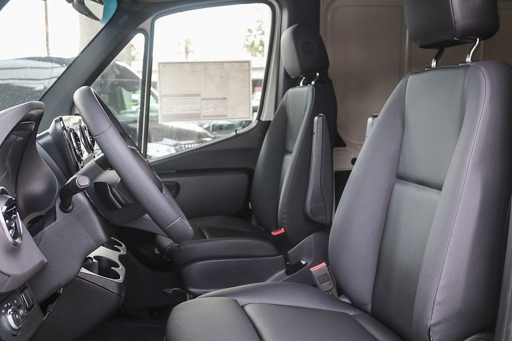 Thumbnail: 2025 Mercedes-Benz Sprinter - 10