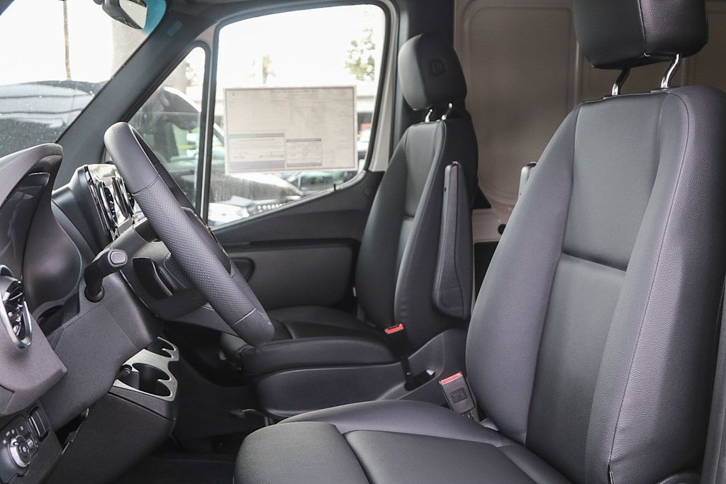 Thumbnail: 2025 Mercedes-Benz Sprinter - 10