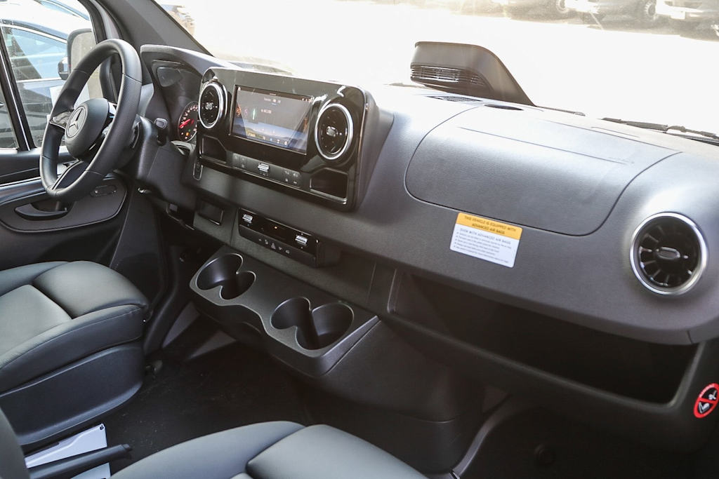 Thumbnail: 2025 Mercedes-Benz Sprinter - 9