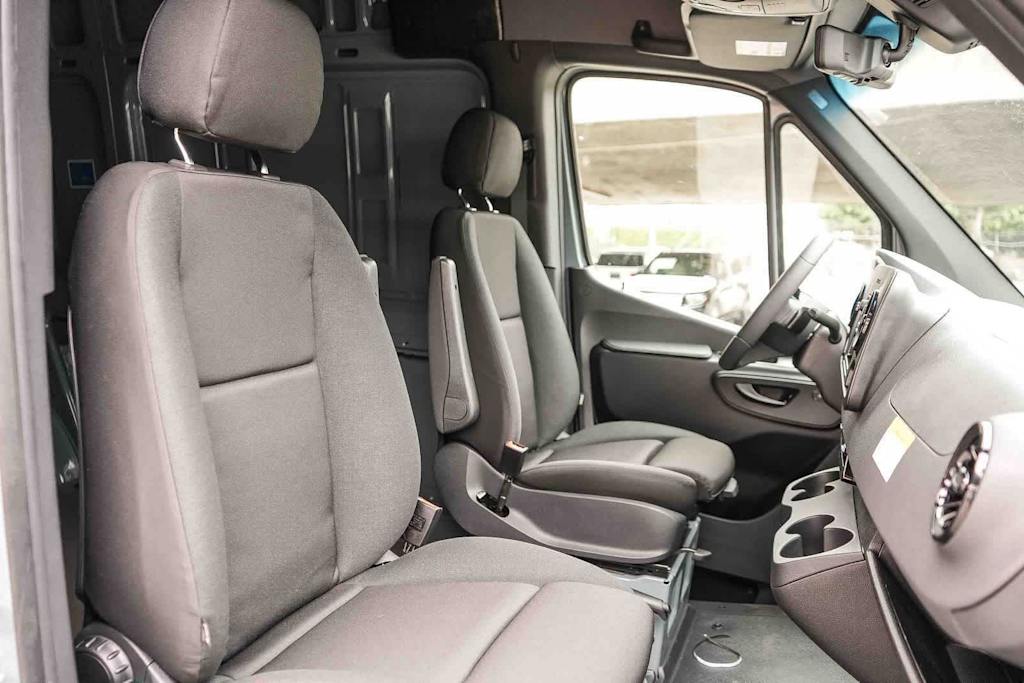 Thumbnail: 2026 Mercedes-Benz Sprinter - 9