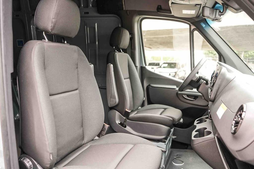 Thumbnail: 2026 Mercedes-Benz Sprinter - 9