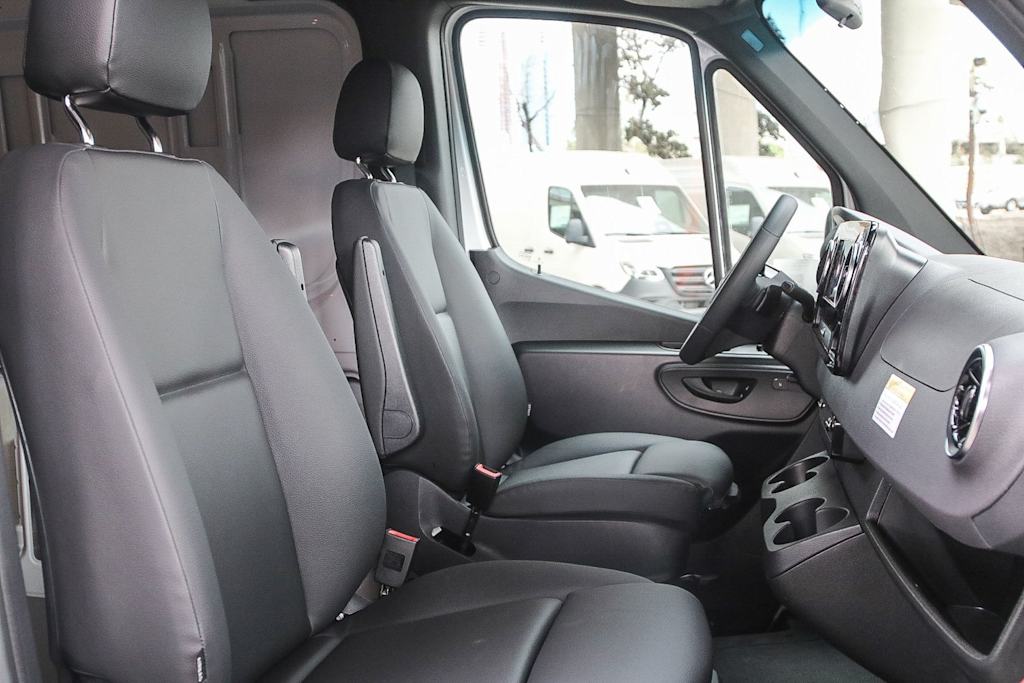 Thumbnail: 2025 Mercedes-Benz Sprinter - 10