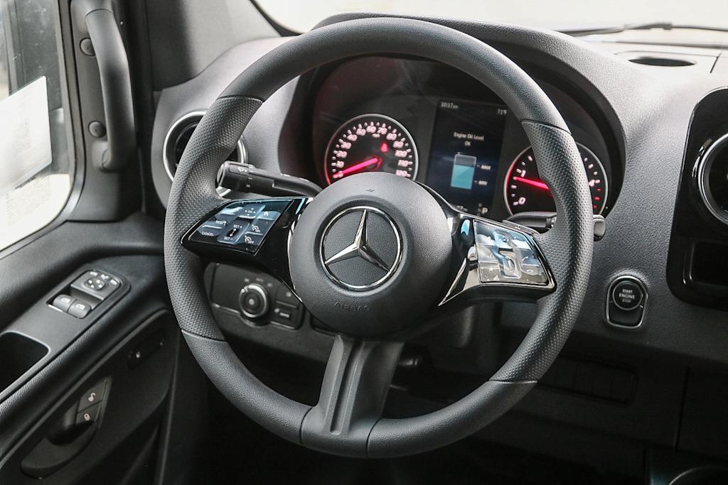 Thumbnail: 2025 Mercedes-Benz Sprinter - 9