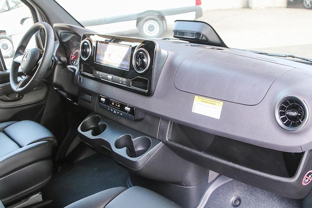 Thumbnail: 2025 Mercedes-Benz Sprinter - 9