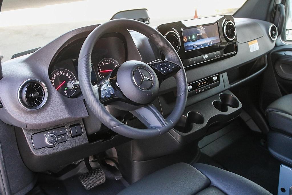 Thumbnail: 2025 Mercedes-Benz Sprinter - 2