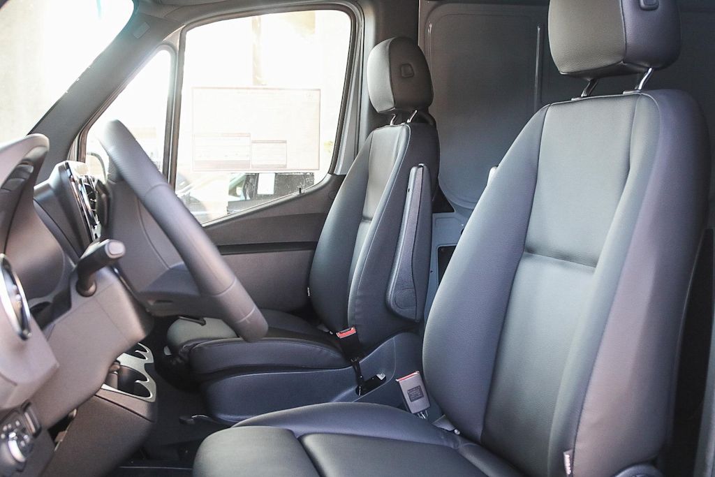 Thumbnail: 2025 Mercedes-Benz Sprinter - 11