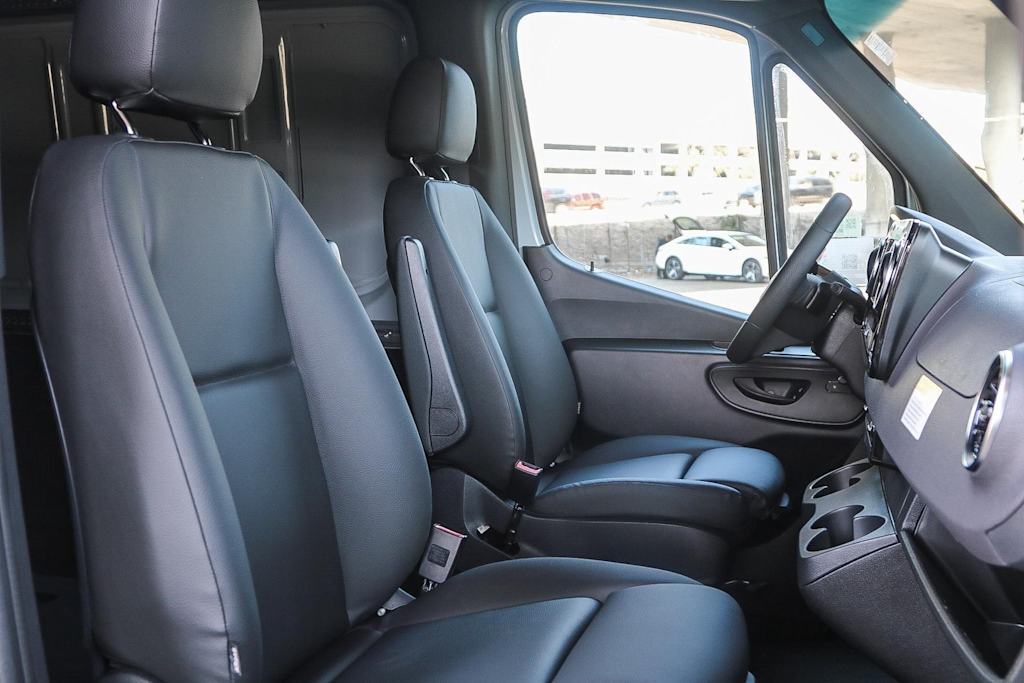 Thumbnail: 2025 Mercedes-Benz Sprinter - 10