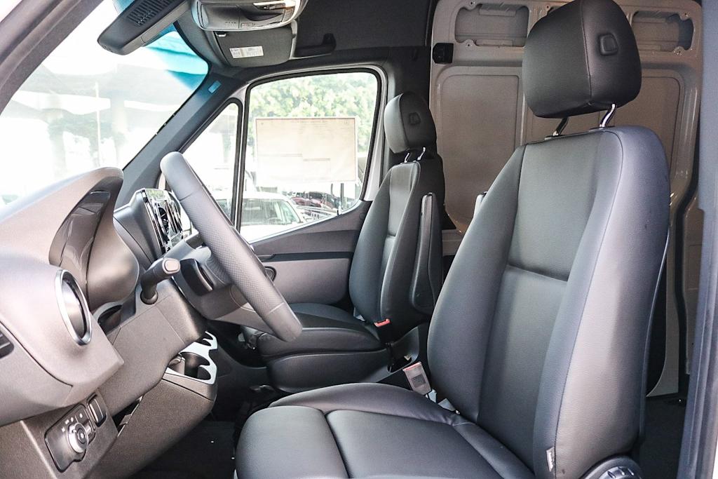 Thumbnail: 2025 Mercedes-Benz Sprinter - 11