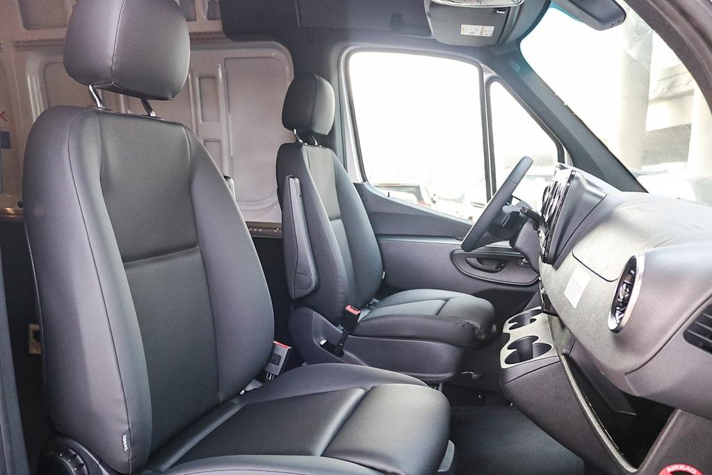 Thumbnail: 2025 Mercedes-Benz Sprinter - 10