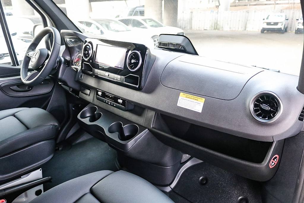 Thumbnail: 2025 Mercedes-Benz Sprinter - 9