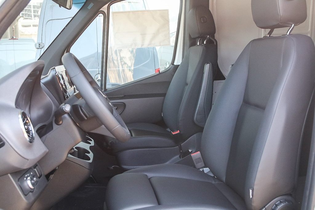 Thumbnail: 2025 Mercedes-Benz Sprinter - 11