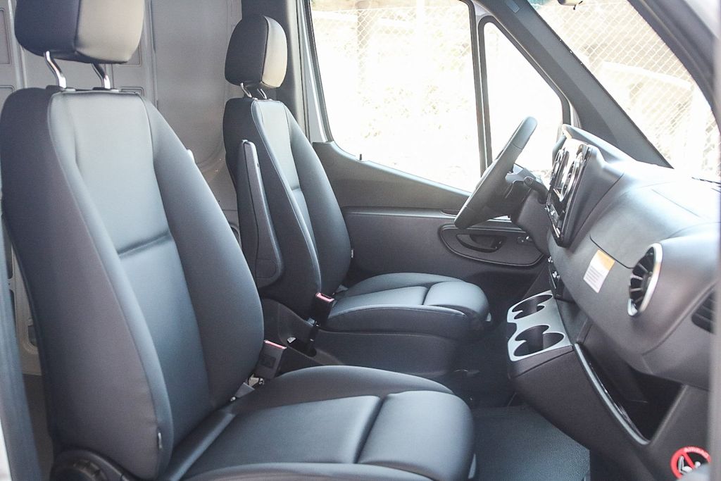 Thumbnail: 2025 Mercedes-Benz Sprinter - 10