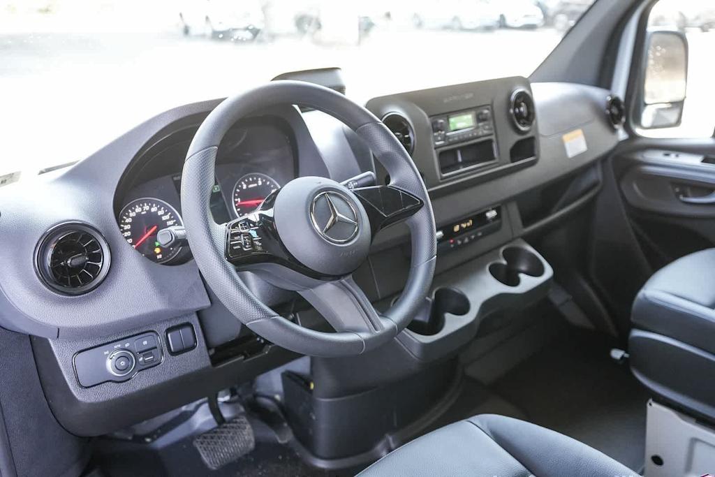 Thumbnail: 2025 Mercedes-Benz Sprinter - 2