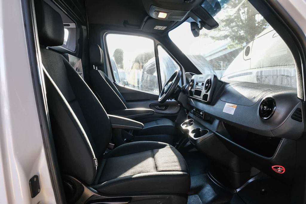 Thumbnail: 2023 Mercedes-Benz Sprinter - 9