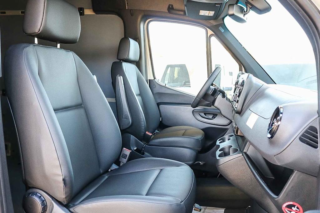 Thumbnail: 2025 Mercedes-Benz Sprinter - 10