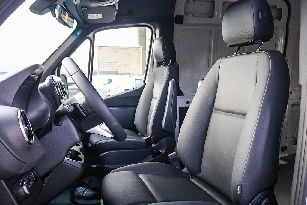 Thumbnail: 2025 Mercedes-Benz Sprinter - 11