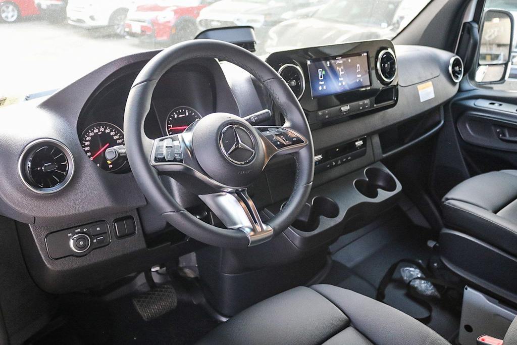 Thumbnail: 2025 Mercedes-Benz Sprinter - 2