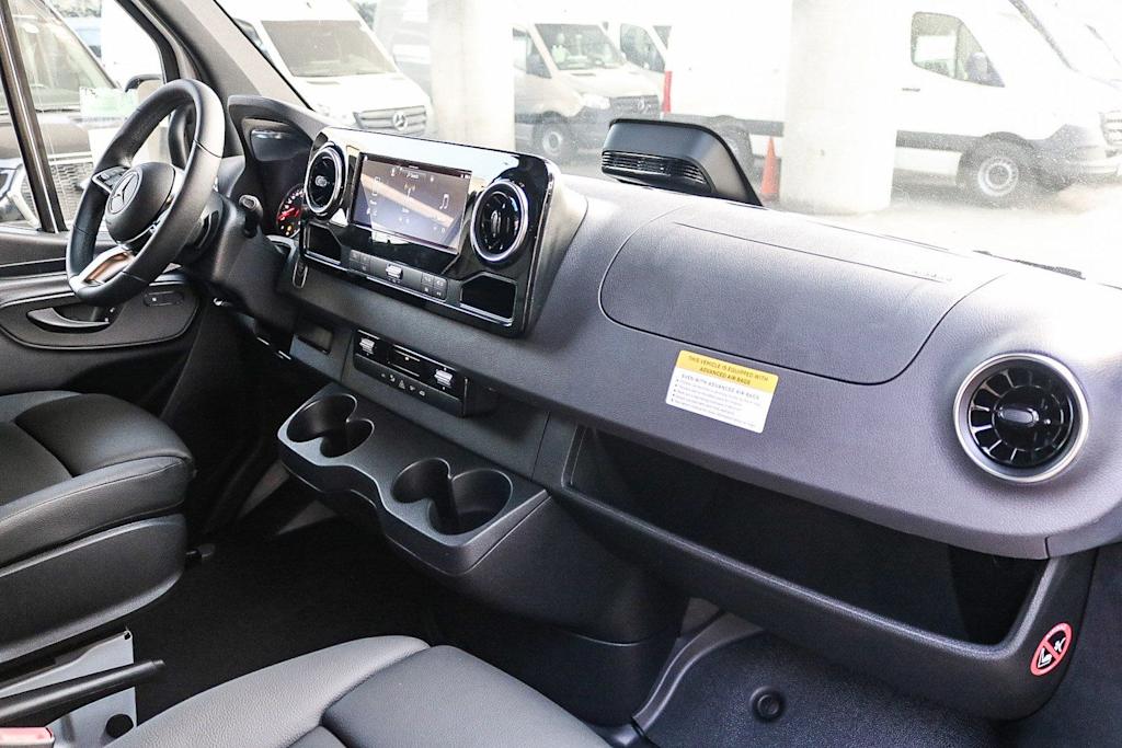 Thumbnail: 2025 Mercedes-Benz Sprinter - 9