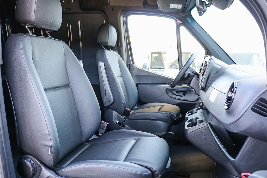 Thumbnail: 2024 Mercedes-Benz Sprinter - 10