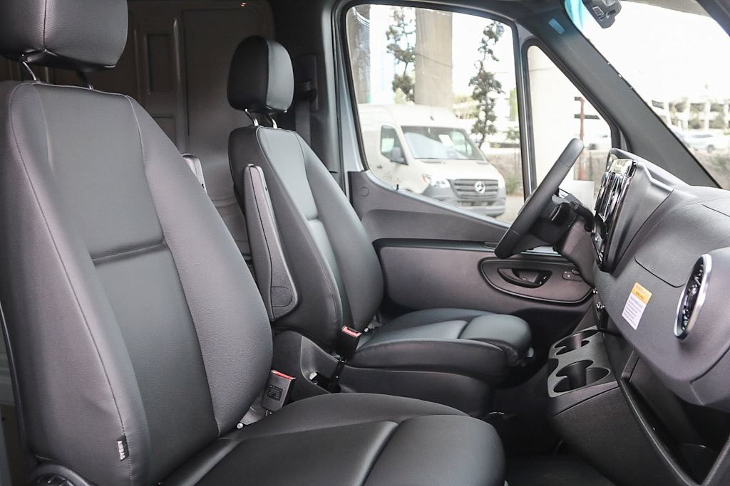 Thumbnail: 2025 Mercedes-Benz Sprinter - 10