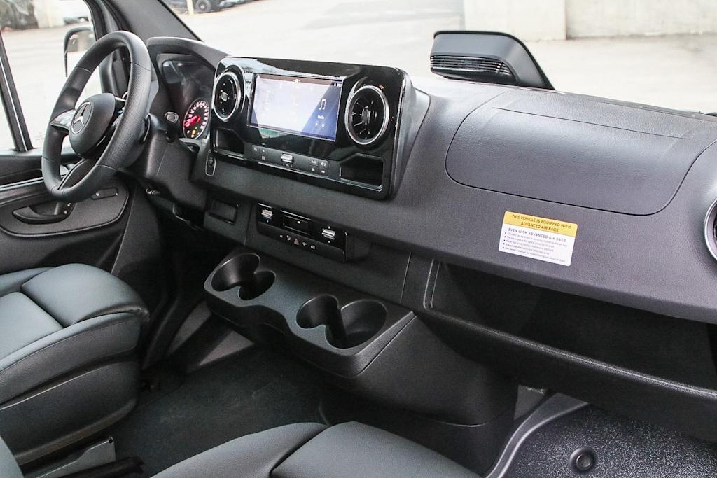 Thumbnail: 2025 Mercedes-Benz Sprinter - 9