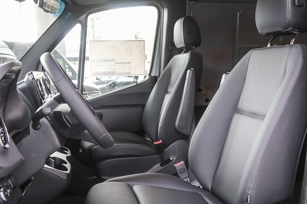 Thumbnail: 2025 Mercedes-Benz Sprinter - 11