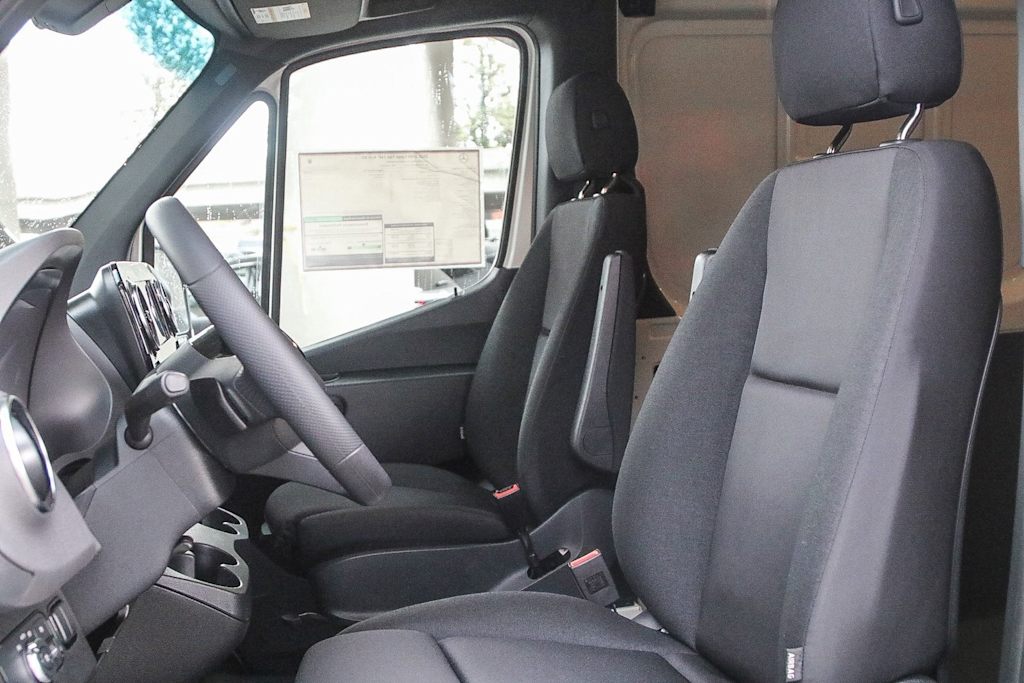 Thumbnail: 2025 Mercedes-Benz Sprinter - 11