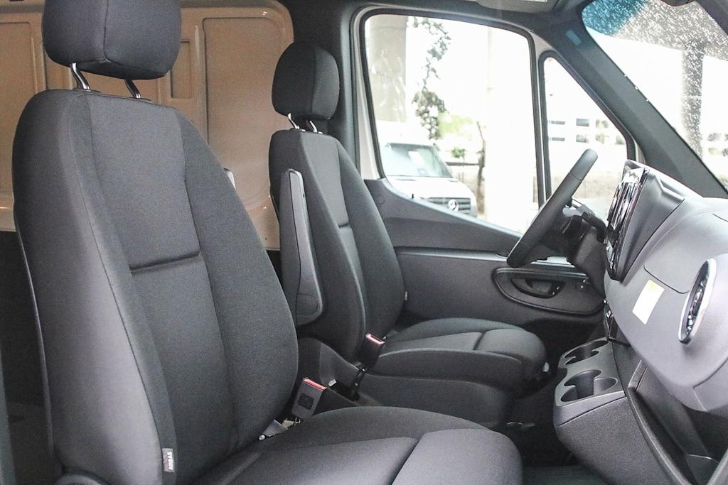 Thumbnail: 2025 Mercedes-Benz Sprinter - 10