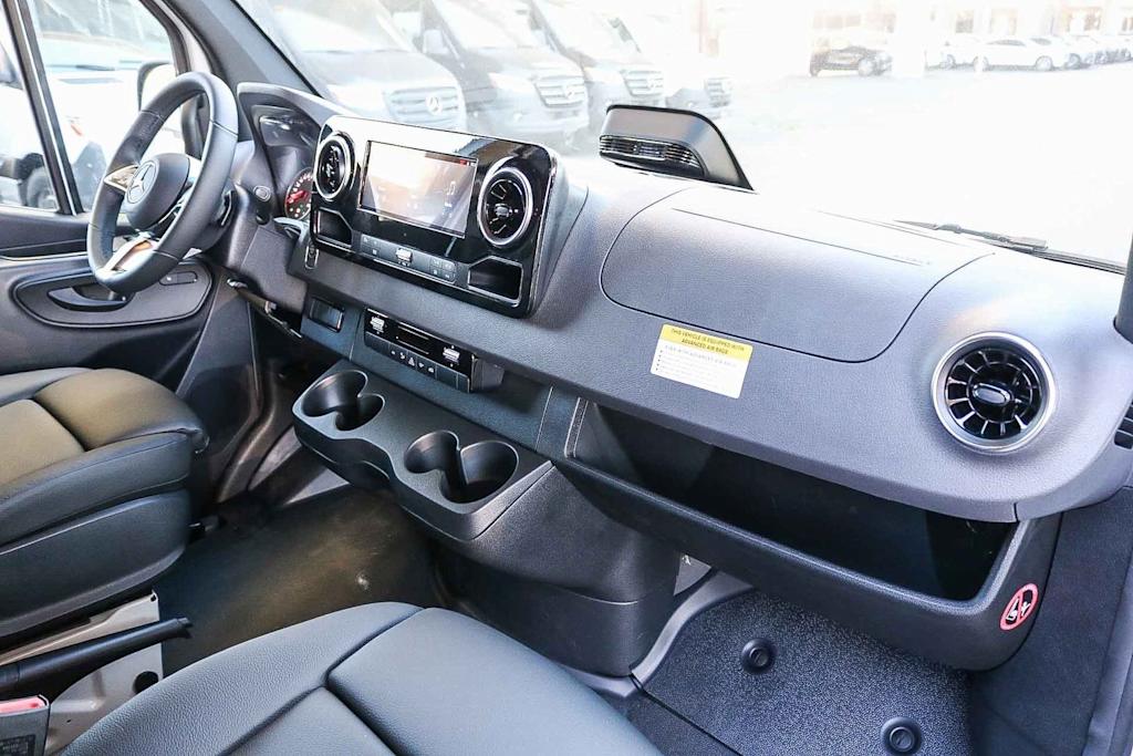 Thumbnail: 2025 Mercedes-Benz Sprinter - 9